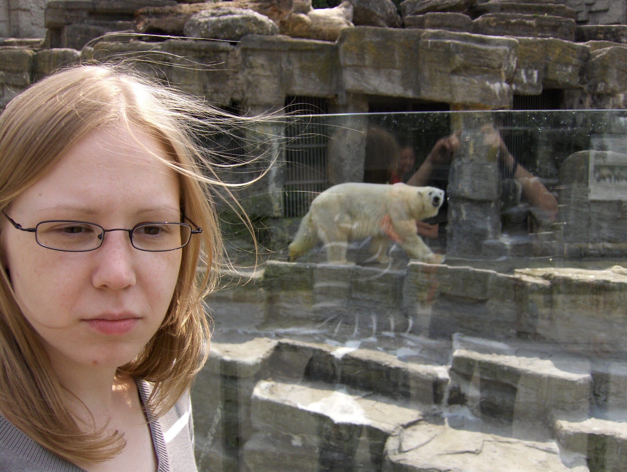 Mit dem Eisbär im Hintergrund Mit dem Eisbär im Hintergrund