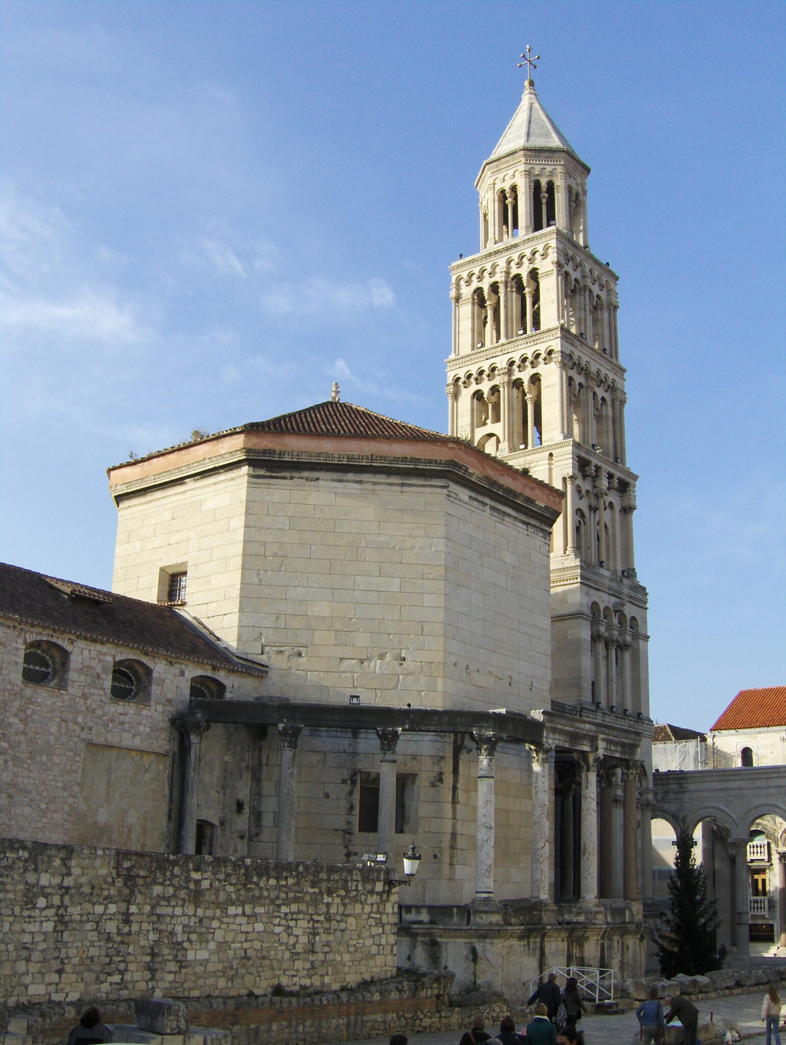 Der Glockenturm der Kathedrale Der Glockenturm der Kathedrale