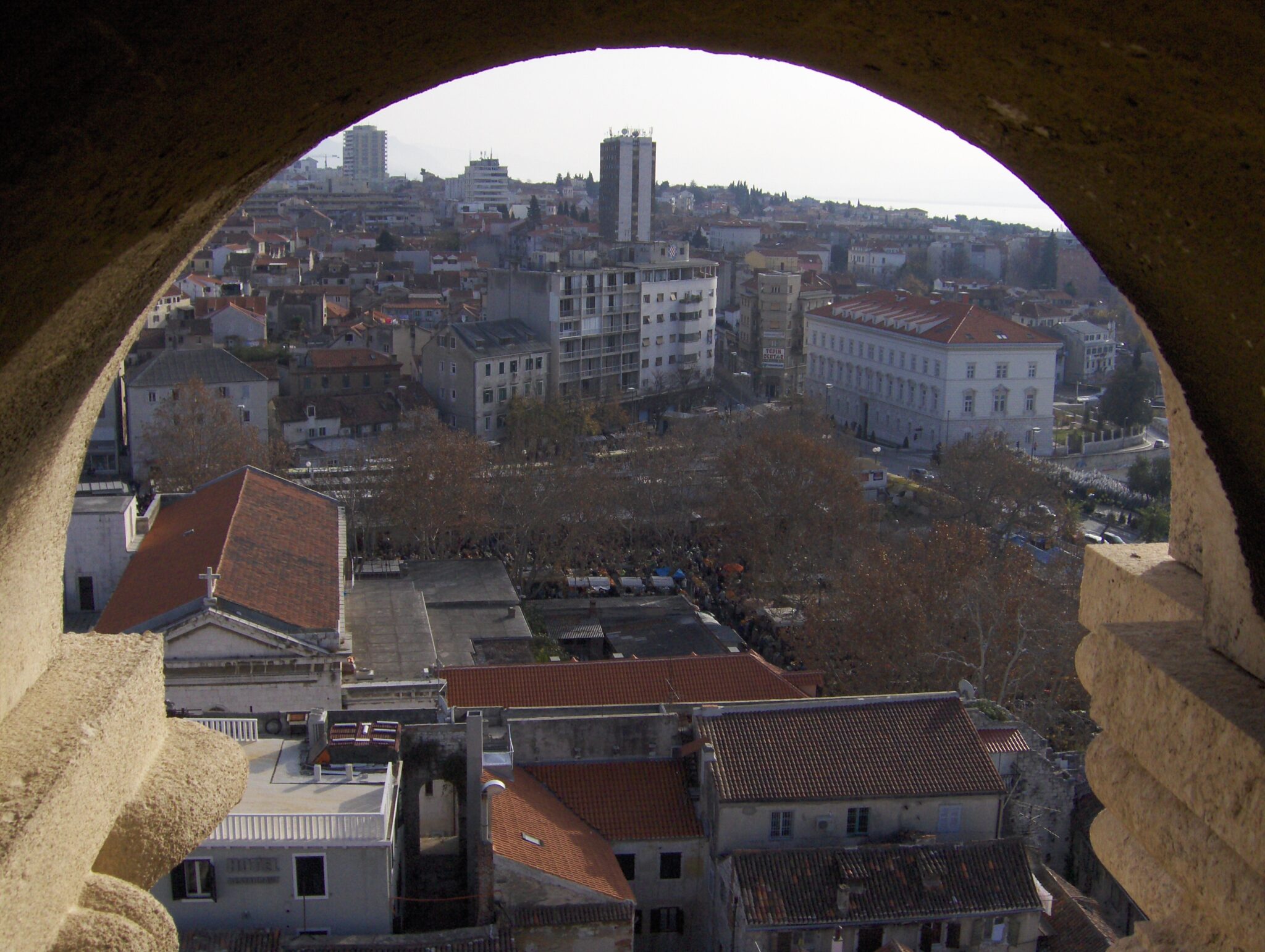 Durch den Bogen über die Stadt Durch den Bogen über die Stadt