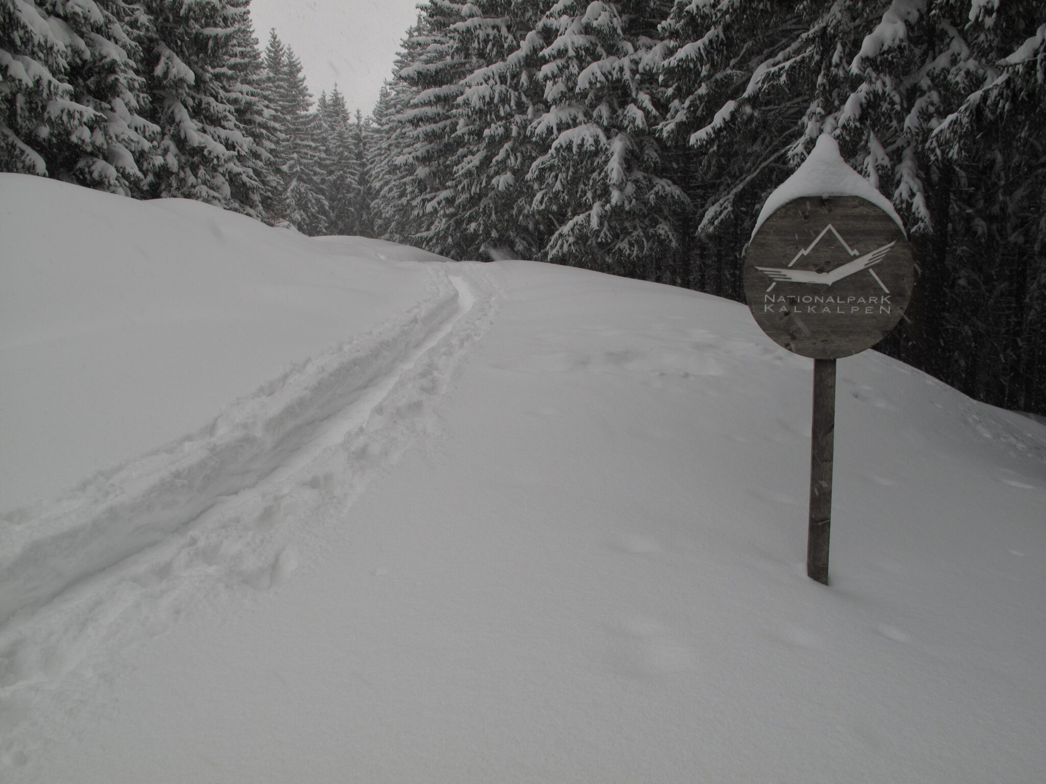 Ein Wegweiser im Schnee Ein Wegweiser im Schnee
